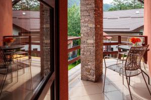 two views of a balcony with a table and chairs at Pensiunea Tanita in Bran