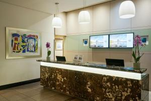 Lobby alebo recepcia v ubytovaní Protea Hotel by Marriott Cape Town North Wharf