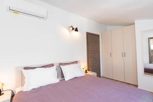 Ένα ή περισσότερα κρεβάτια σε δωμάτιο στο Kuća za odmor Nika +30 φωτογραφίες