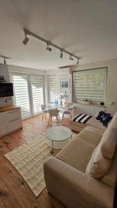 una sala de estar con un sofá y una mesa en Słoneczny apartament, en Jurata