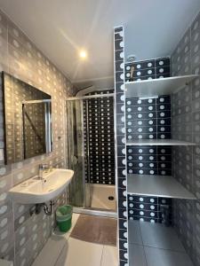 Ein Badezimmer in der Unterkunft Appartement 4 personnes, aéroport Marseille