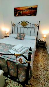 una camera con letto con struttura metallica di casacapasso a Napoli
