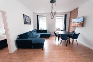 ein Wohnzimmer mit einem Sofa und einem Tisch in der Unterkunft unique Cityresidenz nähe Münster - WE02 in Ulm