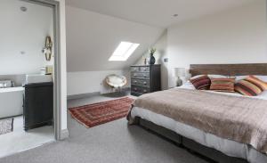 - une chambre avec un lit, une commode et un miroir dans l'établissement Bristol Gardens, à Brighton et Hove