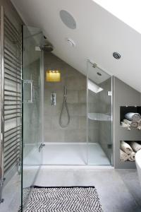 La salle de bains est pourvue d'une douche avec une porte en verre. dans l'établissement Bristol Gardens, à Brighton et Hove