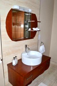 ein Bad mit einem Waschbecken und einem Spiegel in der Unterkunft Cullentra House in Cushendall