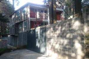 grupos familiares 2 في Xochimilco: منزل خلف جدار من الطوب مع بوابة
