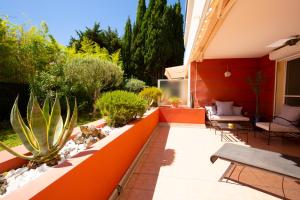 patio z ławką i roślinami na budynku w obiekcie Splendide 2 pièces - PISCINE - PARKING - Proche Monaco w mieście Roquebrune-Cap-Martin