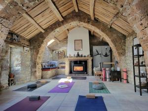 Habitación grande con chimenea y muchas esterillas de yoga. en Maison des biches, en Saint-Jean-et-Saint-Paul