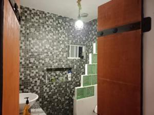 ラパスにあるCasa Azulの部屋に洗面台とトイレが付いたバスルーム +24枚の写真