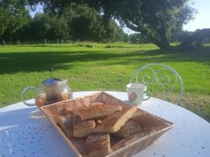 een bord brood en een kopje koffie op een tafel bij Chateau de Maisonneuve 