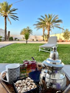 una bandeja de huevos en una mesa con una tetera en Villa Sans Vis à Vis Le Domaine Luxury Experience, en Mezraya