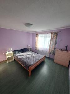 Un dormitorio con una cama grande y una ventana en Lejas, en Lapmežciems