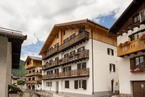 un edificio con balcones en un lateral en SnowLake Suite & Apartment en Alleghe