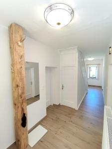 Habitación vacía con puerta y suelo de madera en Appartments am Waldbad - Unterm Nussbaum, 