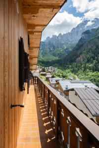 einen Balkon mit Bergblick in der Unterkunft SnowLake Suite & Apartment in Alleghe