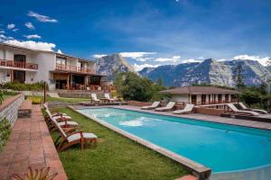 Cocachimba的住宿－Gocta Andes Lodge，一个带椅子和山脉的度假游泳池