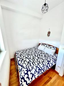 A bed or beds in a room at Apartman Sova