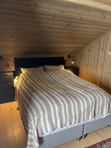 a bedroom with a bed with a wooden ceiling at Hovdetunet 77-Gaustablikk in Gaustablikk