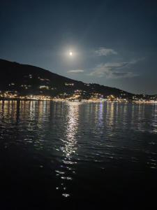 Una luna sobre un cuerpo de agua por la noche en The Botanist Guesthouse, en Skopelos Town