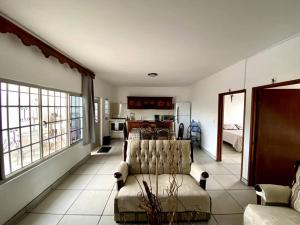 sala de estar amplia con sofá y sala de estar con en Departamento para seis personas en Etzatlán. en Etzatlán