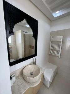 メズライアにあるVilla Sans Vis à Vis Le Domaine Luxury Experienceのバスルーム(シンク、大きな鏡付)