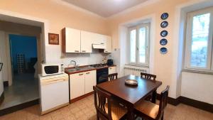 Kitchen o kitchenette sa Appartamenti a Pitigliano