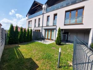 uma casa com um quintal em frente em Apartament Reformacka em Wieliczka