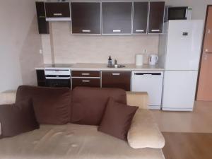 uma sala de estar com um sofá e uma cozinha em Słoneczny apartament z małym ogródkiem em Wejherowo