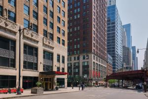 une rue dans une ville avec de grands bâtiments dans l'établissement Virgin Hotels Chicago, à Chicago