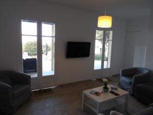 Una sala de estar con dos sofás y un televisor. en Villa de standing, en Calvi