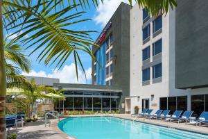 uma piscina em frente a um hotel em SpringHill Suites by Marriott San Diego Mission Valley em San Diego