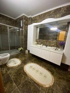 a bathroom with two sinks and a mirror at Deniz Manzaralı Sümela Evleri in Akcaabat
