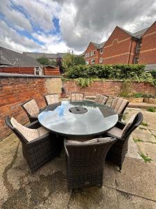 a table and chairs sitting around a patio at Central Free Parking Luxury House in Oxford
