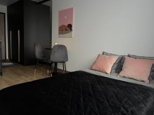 - une chambre avec un lit, une table et des chaises dans l'établissement 111 Studio Apartment near Old town, à Klaipėda
