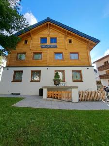 a large wooden building with a table in front of it at Kingershof in Galtür