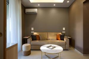a living room with a couch and a table at Montespina Park Hotel in Naples