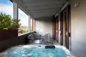 a jacuzzi tub in a room with a table at Montespina Park Hotel in Naples
