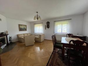 sala de estar con mesa de comedor y sofá en Domek całoroczny Poręba, en Poręba