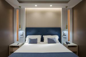 una camera con un grande letto con testiera blu di Montespina Park Hotel a Napoli