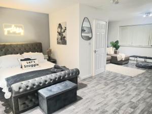 a bedroom with a bed and a living room at Super airy studio, free parking in Birmingham