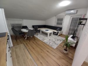 ブルチコにあるSweet homeのリビングルーム(ソファ、テーブル付)