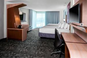 um quarto de hotel com uma cama e uma secretária em Courtyard by Marriott Nashville Mount Juliet em Mount Juliet