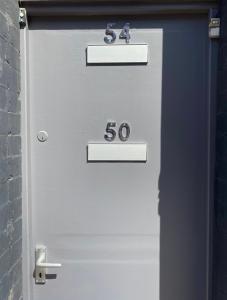 une porte de garage avec le numéro 60. dans l'établissement Spacious 1 bedroom apartment, à Leicester