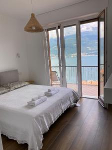 a bedroom with a bed with a view of the ocean at ORO, 8 in Bellano