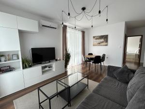 Televízia a/alebo spoločenská miestnosť v ubytovaní 5th Floor Apartment