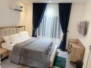 1 dormitorio con 1 cama frente a una ventana en Brand New Exclusive Condo with Pool and Gym en Port Harcourt