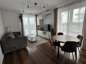 Televízia a/alebo spoločenská miestnosť v ubytovaní 5th Floor Apartment