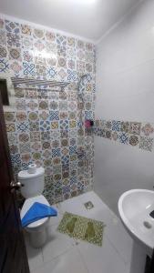 uma casa de banho com um WC e um lavatório em Arabian Nights Pyramids Guesthouse no Cairo