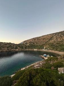 une masse d'eau avec deux bateaux à l'intérieur dans l'établissement Pandaisia Φούρνοι Κορσεων, à Fourni